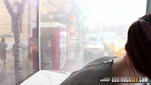 Lien Parker razkazuje svoje tetovaže gola na javnem mestu. Njen drzen nastop obrača glave!