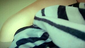 Mia Lelani enfiando brinquedo na buceta apertada 😘