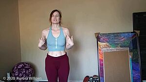 أم حمراء الشعر بكس كبير تمدد في جلسة يوغا