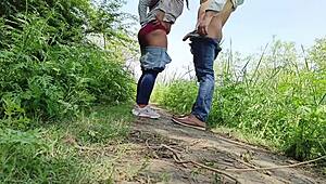 Tânără Desi drăguță goală și futută în junglă în public