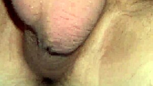 Ho nascosto la telecamera per beccare la moglie del mio amico bagnata da vicino