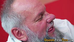 Ей, искаш ли да видиш как тази извратена тийнейджърка 18+ чука стар дядка за сперма по лицето?