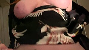 Gorąca macocha przyłapała mnie na masturbacji i sprawiła że się spuściłem