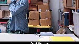 Ya Ampun, Aku Malu Banget, Ketahuan Nyuri di Mal, Sekarang Polisi Mal Mau Ngewe Aku