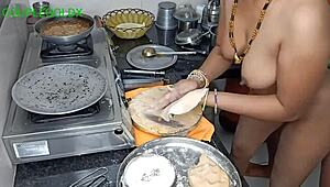 रोटी बनाते वक्त उसने जोर से धक्का मारा, एक साथ दो काम संभालते हुए