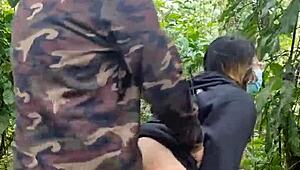 少女慢跑，军队情人在森林秀精，菲律宾可爱！