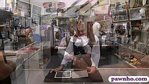 Amatör güzellik gadget'ı rehin veriyor ve pawn keeper tarafından sertçe sikiliyor!