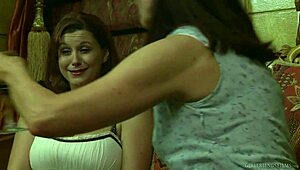 היי, תראו אותנו מילפיות חזה גדול משחקות אחת עם השנייה!