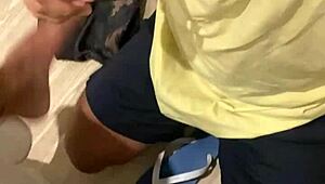 كنت ماشية لقيت سائح هايج عاكسني ووداني الفندق وفشخني، سجلنا كل حاجة