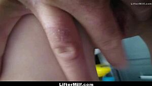 Milf uhvaćena u krađi u prodavnici dobija lekciju tvrde dominacije!