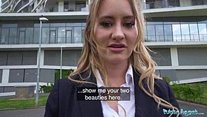 Človeče, táto horúca hotelová pracovníčka si vzala obrovský penis na verejnosti!