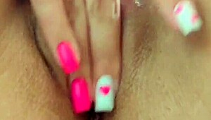 ASMR nærbilde av trang asiatisk tenåringshull som når vill orgasme med små fingre.