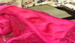 Ho beccato le mutandine sporche di mia moglie per un’annusata selvaggia, il suo vibe mi ha stregato!
