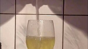 เฮ้ย อยากเห็นฉันฉี่ใส่แก้ว ใส่ตัวเอง และใส่สต็อกกิ้งกลางแจ้ง?