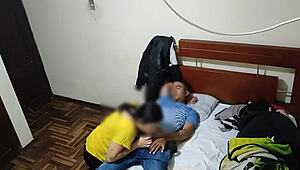 मेरी बीवी की दोस्त का फायदा उठाया, वो पास में सो रही थी... लगभग पकड़े गए! 😱