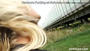 Poceni kurba se skloni za surovo jebanje v pasjem položaju na prostem