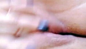 هل تستطيع التعامل مع هذه الشابة تحك كسها حتى يسيل؟