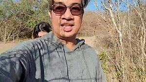 Vysokej tráve blondínka s prirodzenou chlpatou pičkou sa zmáča a zdivočí pre krémový záver.