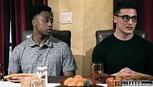 ساعدت زوجة أبي المدمنة جنس لأفضل أصدقائي على التدفق! 😍