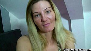 Mamky domácí klipy ukazují její divokou stránku s chlupatým kouzlem