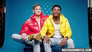 Gays quentes em jockstrap brigam. Ação interracial sem camisinha acende desejo selvagem.