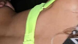 ¡Putas casadas enloqueciendo con un semental bien dotado en el glory hole! 😈