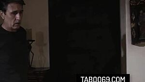 พ่อเลี้ยงแก่ขี้เหร่เย็ด Ashley Adams ในรูทั้งสองแรง