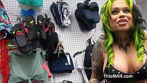 Tämä kurvikas tatattu milf nahkassa salakuunnellaan töissä ja paukutetaan kovasti doggystyle pöydän päällä