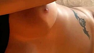 Wow, Vampyra1 lutscht Schwanz und reibt Muschi auf dem Bett... so heiß!!