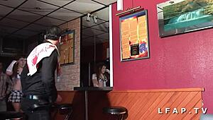 Morena francesa tomada por dos tíos en doble penetración en club nocturno libertino