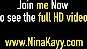 Nina Kayy, závislá na velkém černém péru, kouří srbský klacek