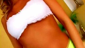 Горячая блонда-порнозвезда наклоняется для догги минета, лизания пизды игрушками до оргазма