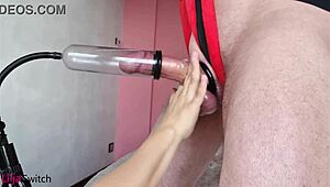 Свършвам в помпа за пенис, докато съм вързан от мистрес. Моят огромен кур пулсира под нейния фемдом контрол.