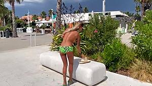 Monika Fox Pamer Payudara Besar di Dermaga Yacht