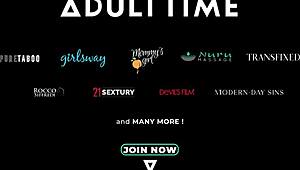 不忠熟女Sonia炫耀她巨大的奶子