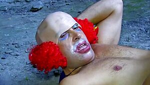 Hei, nonton badut ini ngebor pantat ketat Charlotte de Castille di luar ruangan