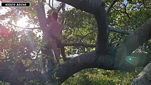 女孩提供紧致屁股给亚马逊森林猛男粗暴猛插