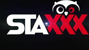 她们把玩具深深塞进她阴道，直到她狂喷