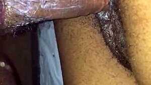 Ado ébène affronte bite monstre dans une scène d'amour noir intense avec action hardcore