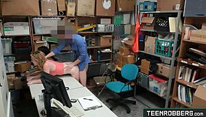 Bonnie Grey i Maya Bijou w dzikiej trójce w sklepie - akcja TeenRobbers