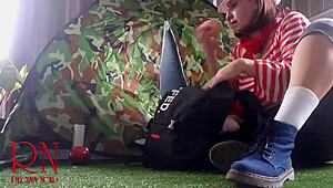 캠프 섹스: 낯선 남자가 누디스트 여자의 보지 박으며 자연 속 역할극