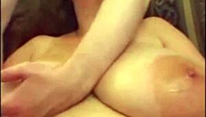 Nana aux gros seins suce et baise avec action tétine intense