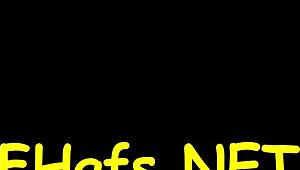 Красива тийн мацка смуче кур до изтощение.