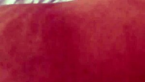 Penembusan Berganda dengan Amatur Membongkok untuk Anal Doggy dan Main Dildo