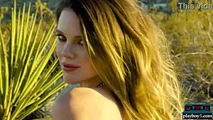 โอร่ายัง แสดงเต้านมธรรมชาติใหญ่ในสตริปทีสทะเลทราย