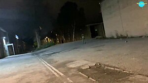 Gadis Jalanan Sembunyi Barang di Luar Awam