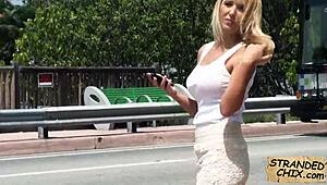 Tesná pička blondínka 18+ Tucker Starr vyzdvihnutá na outdoor POV akciu