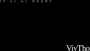 شوف ليزبيان مذهلة تخلع ملابس حبيبتها الجميلة وتلتهم كسها المحلوق بملابس داخلية مثيرة