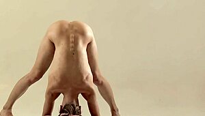 Wow, haarige Teen Mochalkina biegt sich in verrückten flexiblen Gym-Moves! 😍