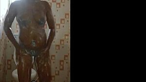 Africanos reales graban mamada cruda en POV con celular en baño público